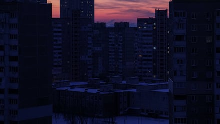 Kaum Licht ist am Sonntagmorgen in Wohnblocks in Kiew zu sehen.