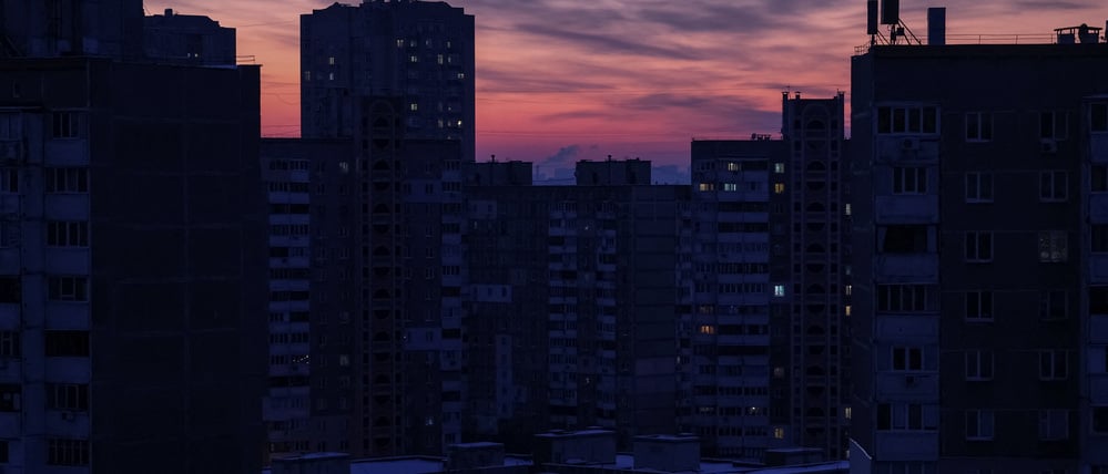 Kaum Licht ist am Sonntagmorgen in Wohnblocks in Kiew zu sehen. 