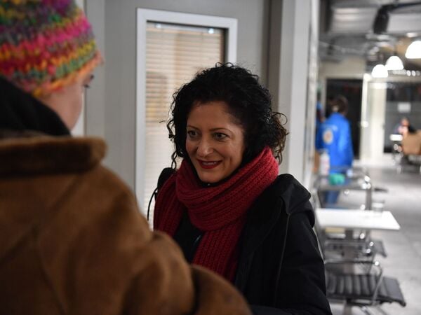 10.01.2026, Berlin: Berlins Sozialsenatorin Cansel Kiziltepe (r) besucht das Nachtcafe am Bahnhof Zoo. Dort können sich die Hilfsbedürftigen in der Nacht aufwärmen, bekommen etwas zu trinken und zu essen und können dort auch die Nacht verbringen. Berlins Sozialsenatorin Kiziltepe informierte sich Samstag Nacht vor Ort über das neu eröffnete Kältehilfe-Projekt der Berliner Stadtmission. Foto: Paul Zinken/dpa +++ dpa-Bildfunk +++