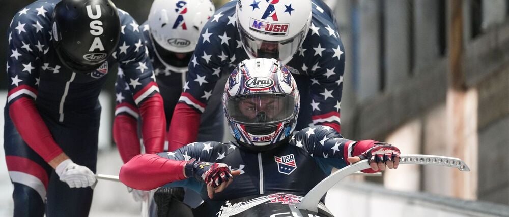US-Pilot Kristopher Horn (v) verliert beim Start in St. Moritz alle Crewmitglieder und muss allein die Bahn hinunter fahren und den Schlitten bremsen. (Archivbild)