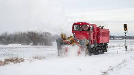 In den vergangenen Tagen waren Schneeverwehungen ein Problem für die Bahn - nun droht gefrierender Regen.