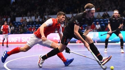 Kapitän Anton Boeckel (r.) hat mit den Hockey-Herren die Titelverteidigung bei der Heim-EM verpasst. (Archivbild)