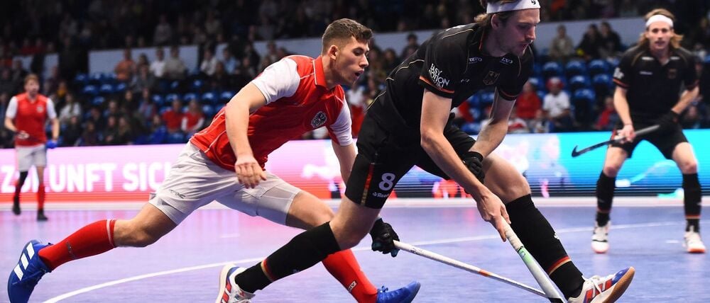 Kapitän Anton Boeckel (r.) hat mit den Hockey-Herren die Titelverteidigung bei der Heim-EM verpasst. (Archivbild)