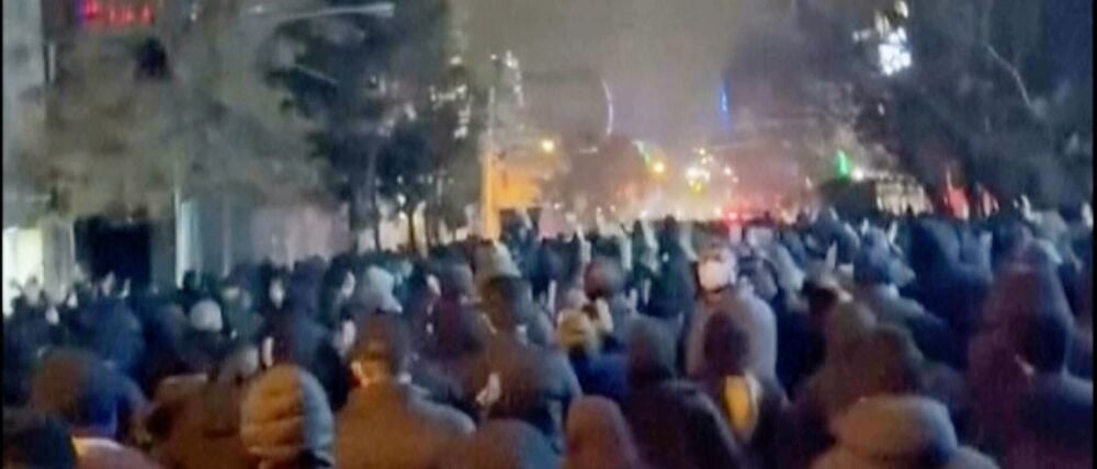 Die iranische Führung versucht, die landesweiten Proteste herunterzuspielen. 