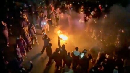 Menschen protestieren am 9. Januar 2026 in Teheran. 