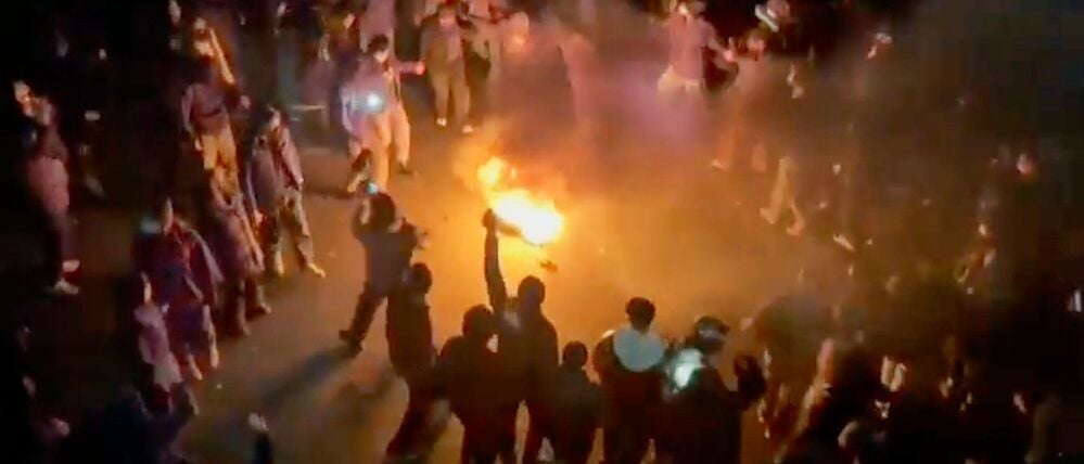 Menschen protestieren am 9. Januar 2026 in Teheran. 