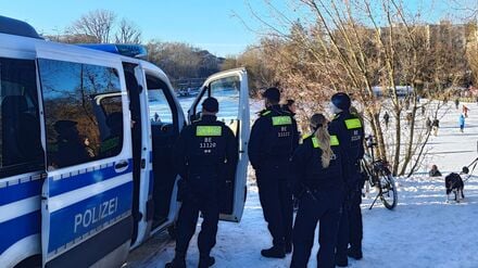 Die Berliner Polizei warnt vor dem Betreten der Eisflächen.