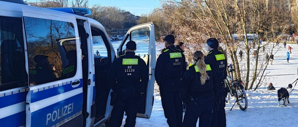 Die Berliner Polizei warnt vor dem Betreten der Eisflächen.