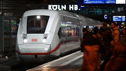 Ein ICE-Zug fährt in den Kölner Hauptbahnhof ein. 