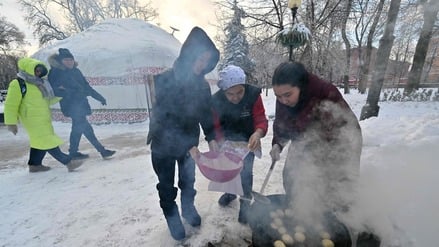 Freiwillige kochen nach den massiven russischen Luftangriffen und Stromausfällen im Freien.  