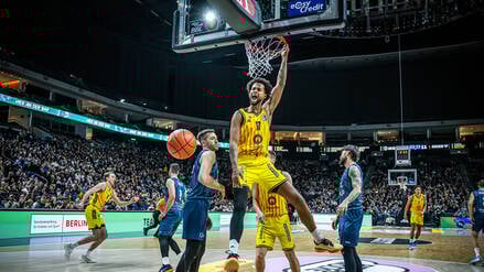 Norris Agbakoko geht am Korb mittlerweile entschlossener zu Werke.