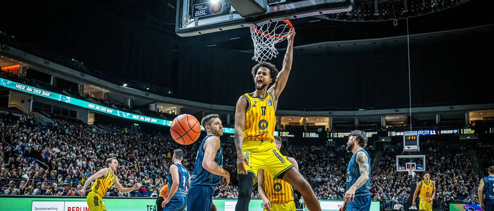 Norris Agbakoko geht am Korb mittlerweile entschlossener zu Werke.