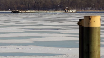 Das betroffene Lastschiff auf dem Jungfernsee.