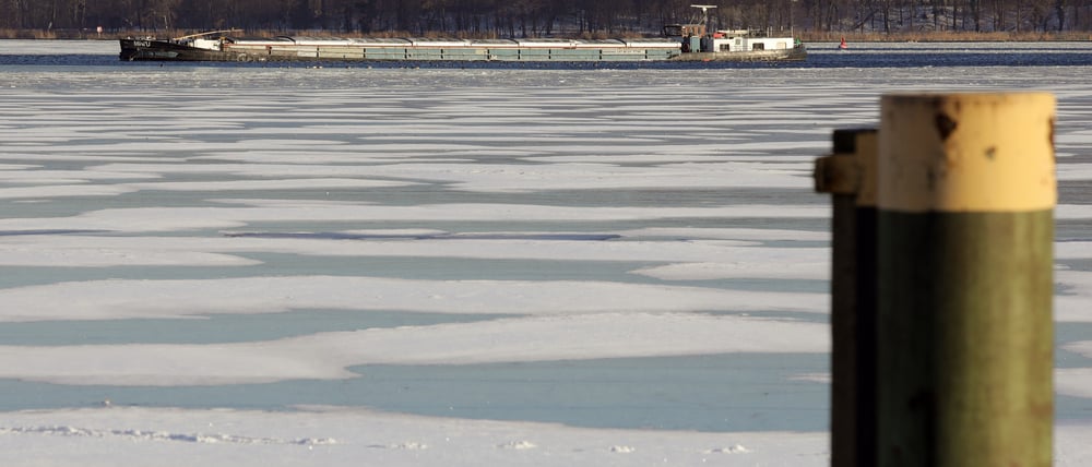 Das betroffene Lastschiff auf dem Jungfernsee.