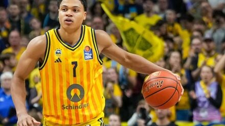 Jack Kayil spielt den Ball für Alba Berlin. (Archivfoto)