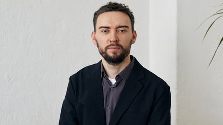 Dennis Brzek, geboren 1993, leitet seit Dezember das Mies-van-der-Rohe-Haus in Berlin-Alt-Hohenschönhausen.