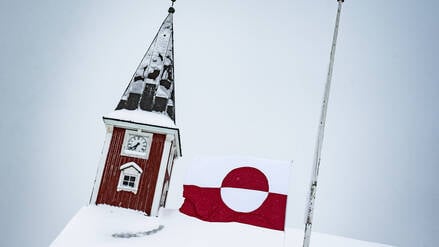 Die grönländische Flagge an einer Kirche in der Hauptstadt Nuuk.