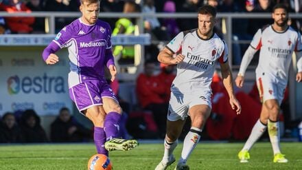 Niclas Füllkrug (M.) spielte mit der AC Mailand 1:1 in Florenz.