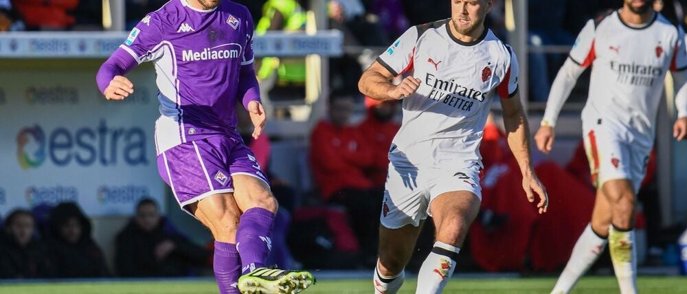 Niclas Füllkrug (M.) spielte mit der AC Mailand 1:1 in Florenz.