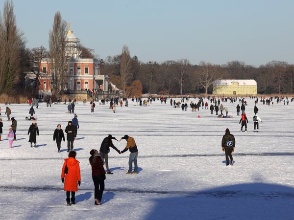 Winterwochenende Potsdam. Geschlossene Eisfläche auf dem Heiligen See