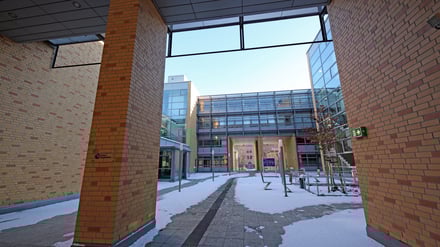 Die Arbeitsgruppe hat ihren Sitz auf dem Campus des Sozialrathaus. 