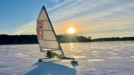 Auf die richtige Ausrüstung kommt es an: Ein Eissegler fährt über den zugefrorenen Wannsee.