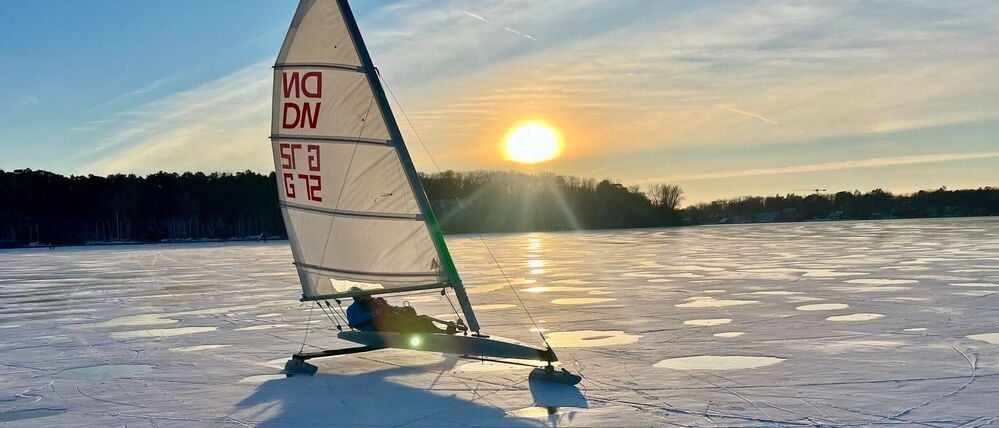 Auf die richtige Ausrüstung kommt es an: Ein Eissegler fährt über den zugefrorenen Wannsee.