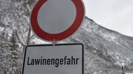 Selbst vergleichsweise geringe Schneemengen stellen eine Lawinengefahr dar. (Symbolbild)