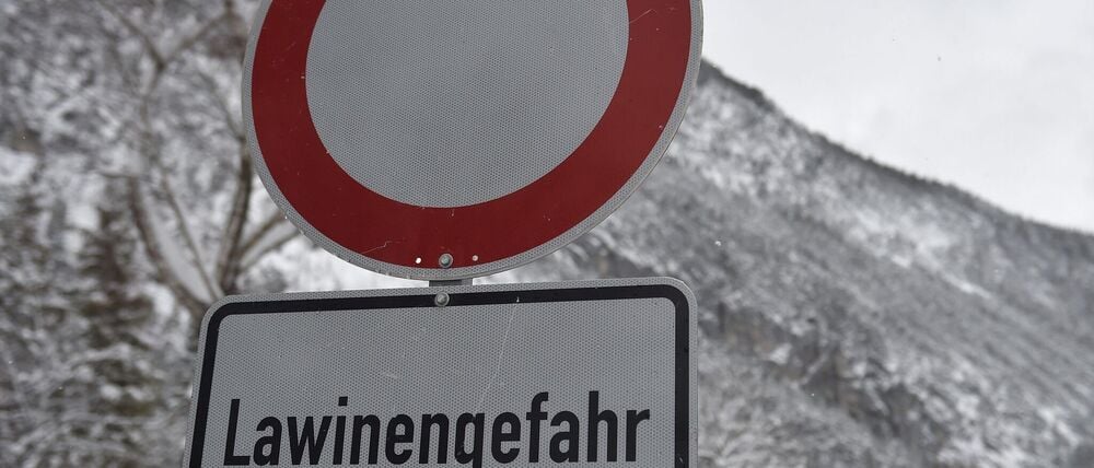 Selbst vergleichsweise geringe Schneemengen stellen eine Lawinengefahr dar. (Symbolbild)