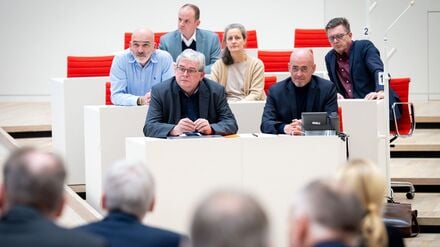 Die BSW-Abgeordneten Christian Dorst (l-r), Falk Peschel, Gunnar Lehmann, Jenny Meyer, Niels-Olaf Lüders und Andreas Kutsche.