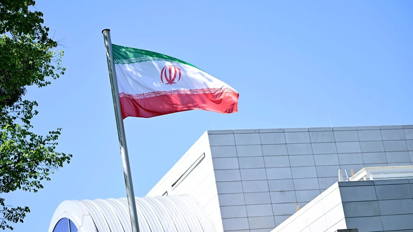 Menschen-dringen-an-Zaun-der-Iranischen-Botschaft-vor-Hunderte-in-Berlin-demonstrieren-erneut-gegen-Mullah-Regime