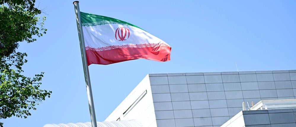 Die iranische Flagge weht vor der Botschaft der Islamischen Republik Iran in Berlin. (Archivbild)