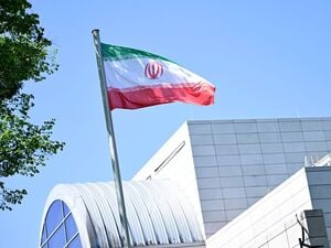Die iranische Flagge weht vor der Botschaft der Islamischen Republik Iran in Berlin. (Archivbild)