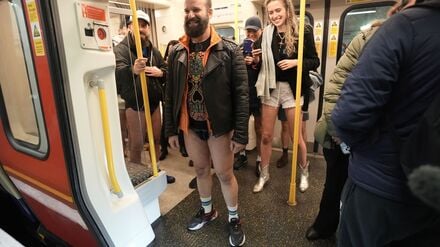Mitten im Winter fahren Menschen in der britischen Hauptstadt London ohne Hose in die U-Bahn.