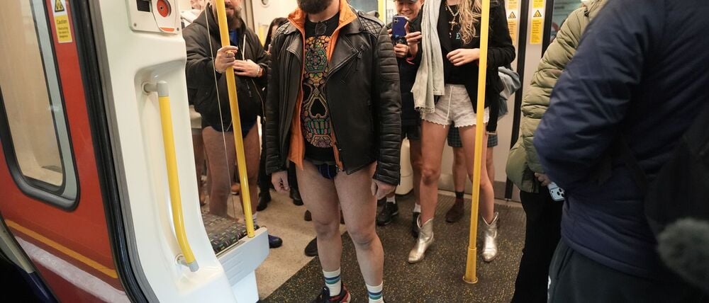 Mitten im Winter fahren Menschen in der britischen Hauptstadt London ohne Hose in die U-Bahn.