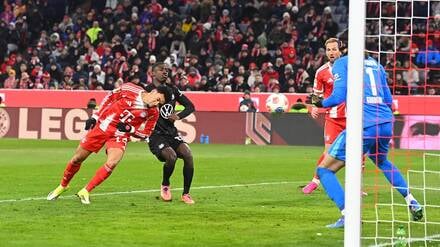 Luis Diaz trifft per Kopf zum 2:1 für den FC Bayern, danach war der Widerstand der Wolfsburger gebrochen.