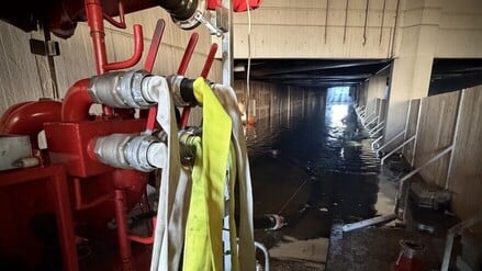 20 Millionen Liter Wasser treten im Keller des ehemaligen Flughafens Tegel aus. (Foto aktuell)