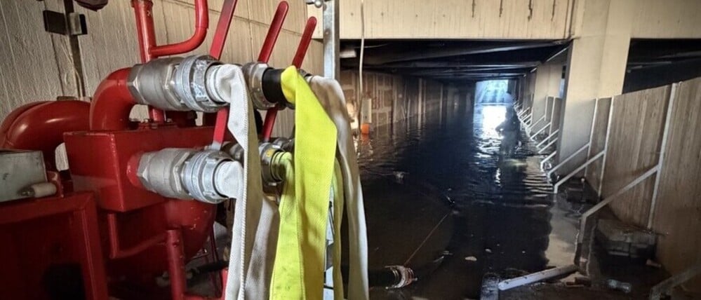 20 Millionen Liter Wasser treten im Keller des ehemaligen Flughafens Tegel aus. (Foto aktuell)