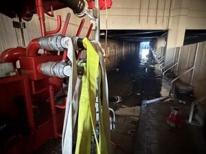 20 Millionen Liter Wasser treten im Keller des ehemaligen Flughafens Tegel aus. (Foto aktuell)