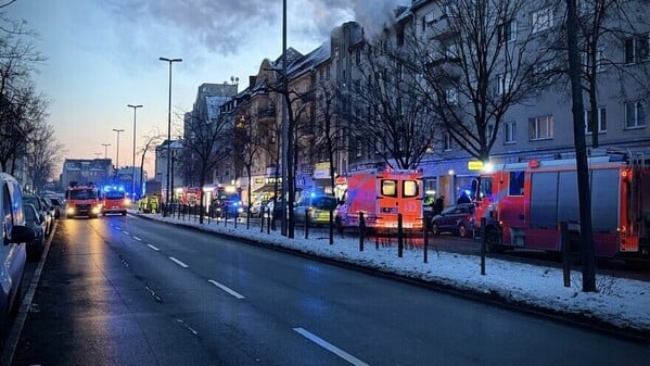 Mehrere Fahrzeuge der Berliner Feuerwehr waren am Sonntag an der Residenzstraße im Einsatz. (Foto aktuell)