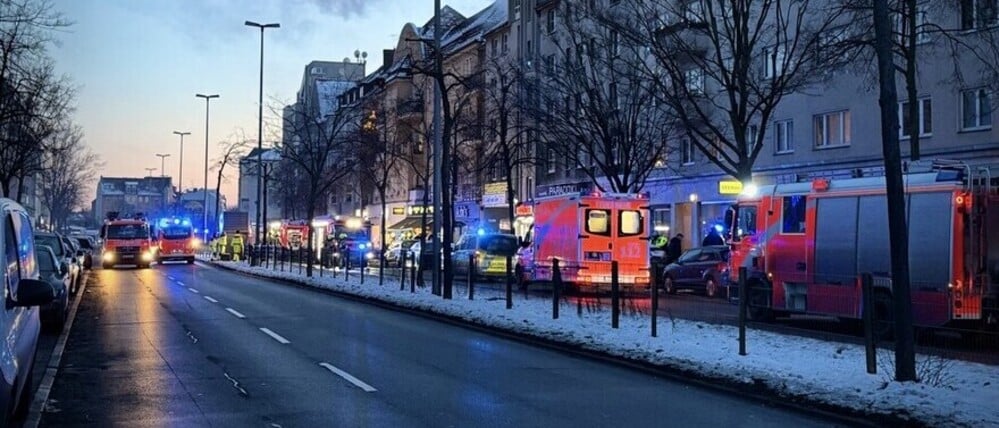 Mehrere Fahrzeuge der Berliner Feuerwehr waren am Sonntag an der Residenzstraße im Einsatz. (Foto aktuell)