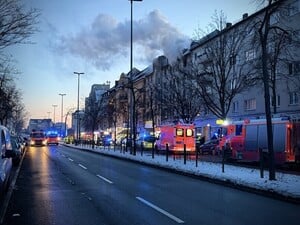 Mehrere Fahrzeuge der Berliner Feuerwehr waren am Sonntag an der Residenzstraße im Einsatz. (Foto aktuell)