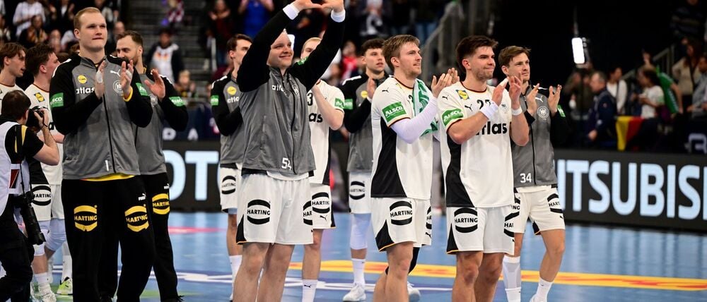 Die deutschen Handballer bedankten sich nach dem Sieg gegen Kroatien für die Unterstützung der Fans.