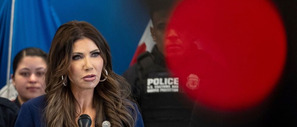 Kündigt die Entsendung Hunderter weiterer Bundesbeamter nach Minneapolis an - US-Heimatschutzministerin Kristi Noem. (Archivbild)