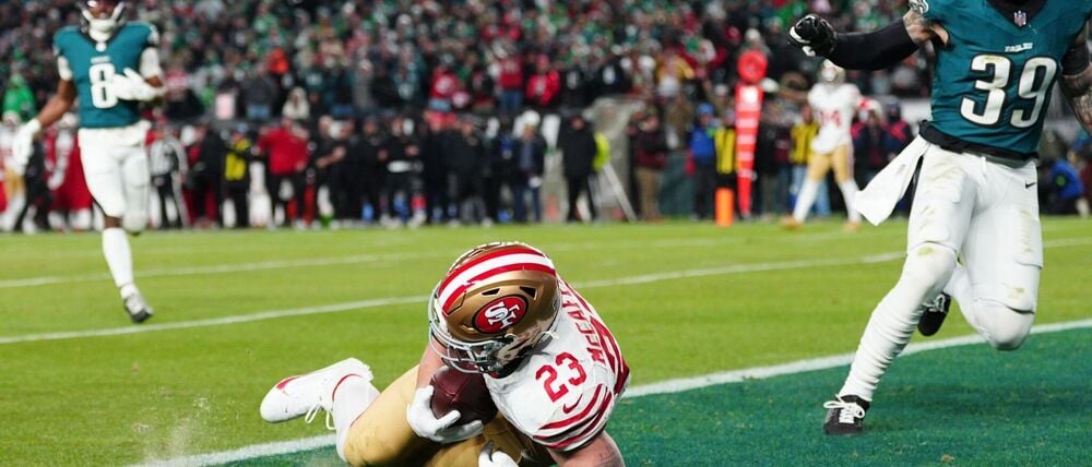 McCaffrey (links) fing seinen ersten Touchdown nach einem Trickspielzug der 49ers