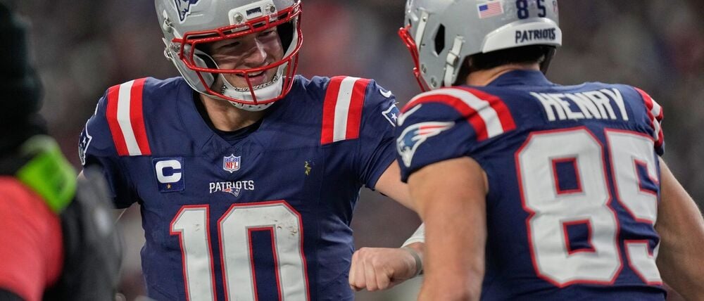 Ein Touchdown-Pass im ersten Playoff-Spiel reichte für den ersten Playoff-Sieg von Drake Maye (links).