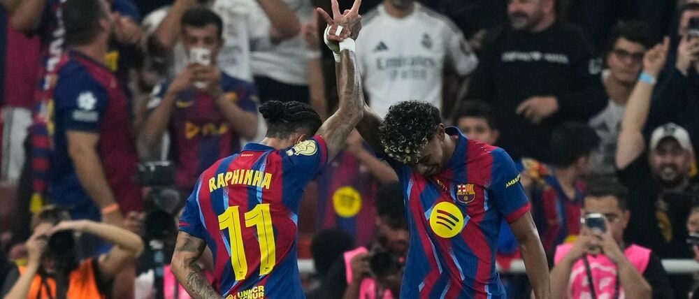 Barcelonas Raphinha (l) feiert mit Teamkollege Lamine Yamal den Führungstreffer.