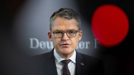 Roderich Kiesewetter (CDU), stellvertretender Vorsitzender des Parlamentarischen Kontrollgremiums spricht vor Beginn der öffentlichen Anhörung im Bundestag mit den Medienvertretern (Archivbild).