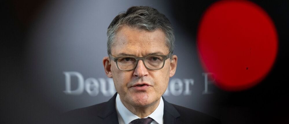 Roderich Kiesewetter (CDU), stellvertretender Vorsitzender des Parlamentarischen Kontrollgremiums spricht vor Beginn der öffentlichen Anhörung im Bundestag mit den Medienvertretern (Archivbild).