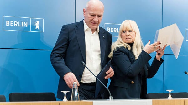 07.01.2026,Berlin,Pressebriefing zum Anschlag auf das Berliner Stromnetz im Roten Rathaus.Kai Wegner, Regierender Bürgermeister von Berlin sowie Iris Spranger, Senatorin für Inneres und Sport *** 07 01 2026,Berlin,Press briefing on the attack on the Berlin power grid in the Rotes Rathaus Kai Wegner, Governing Mayor of Berlin and Iris Spranger, Senator for the Interior and Sport